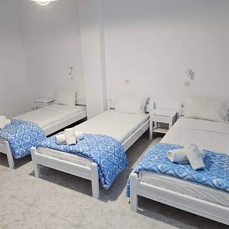 Pleasure Black Parissa Santorini Albergue