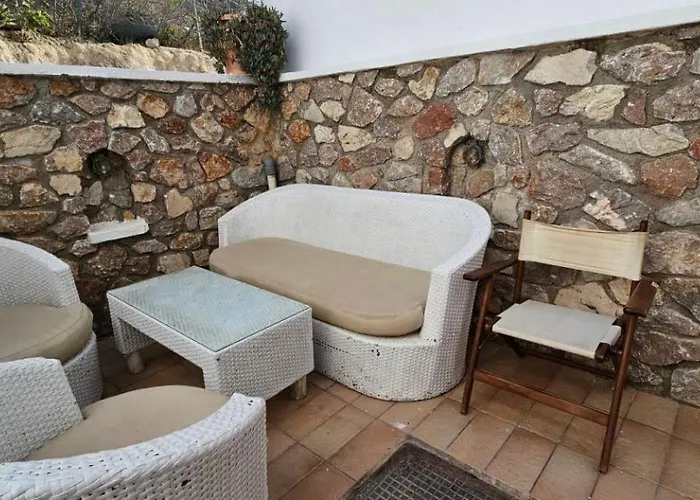 Hostel Pleasure Black Parissa Santorini