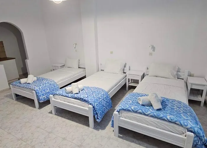 Pleasure Black Parissa Santorini Hostel